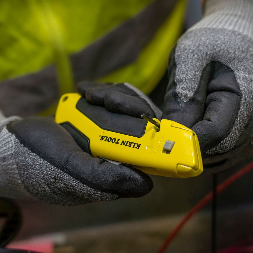 Self-Retracting Utility Knife